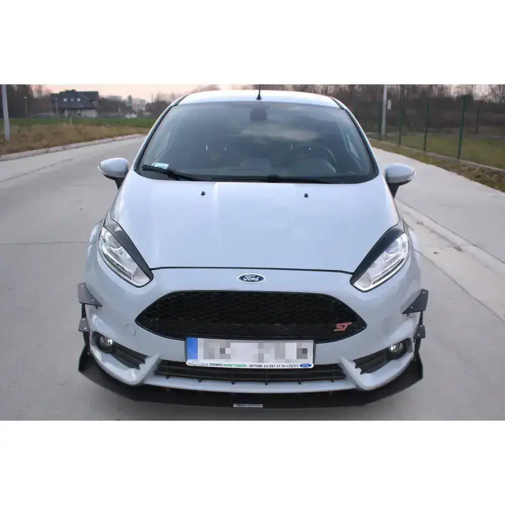 Frontleppe Racing V.3 montert på hvit Ford Fiesta Mk7 ST Facelift med sort grill og aerodynamiske splittere.