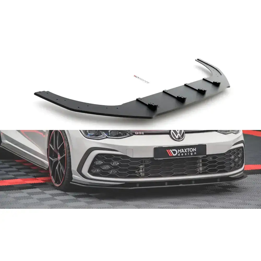 Frontleppe Racing Volkswagen Golf 8 GTI i sort plast med matt finish og aerodynamiske detaljer montert på bil.