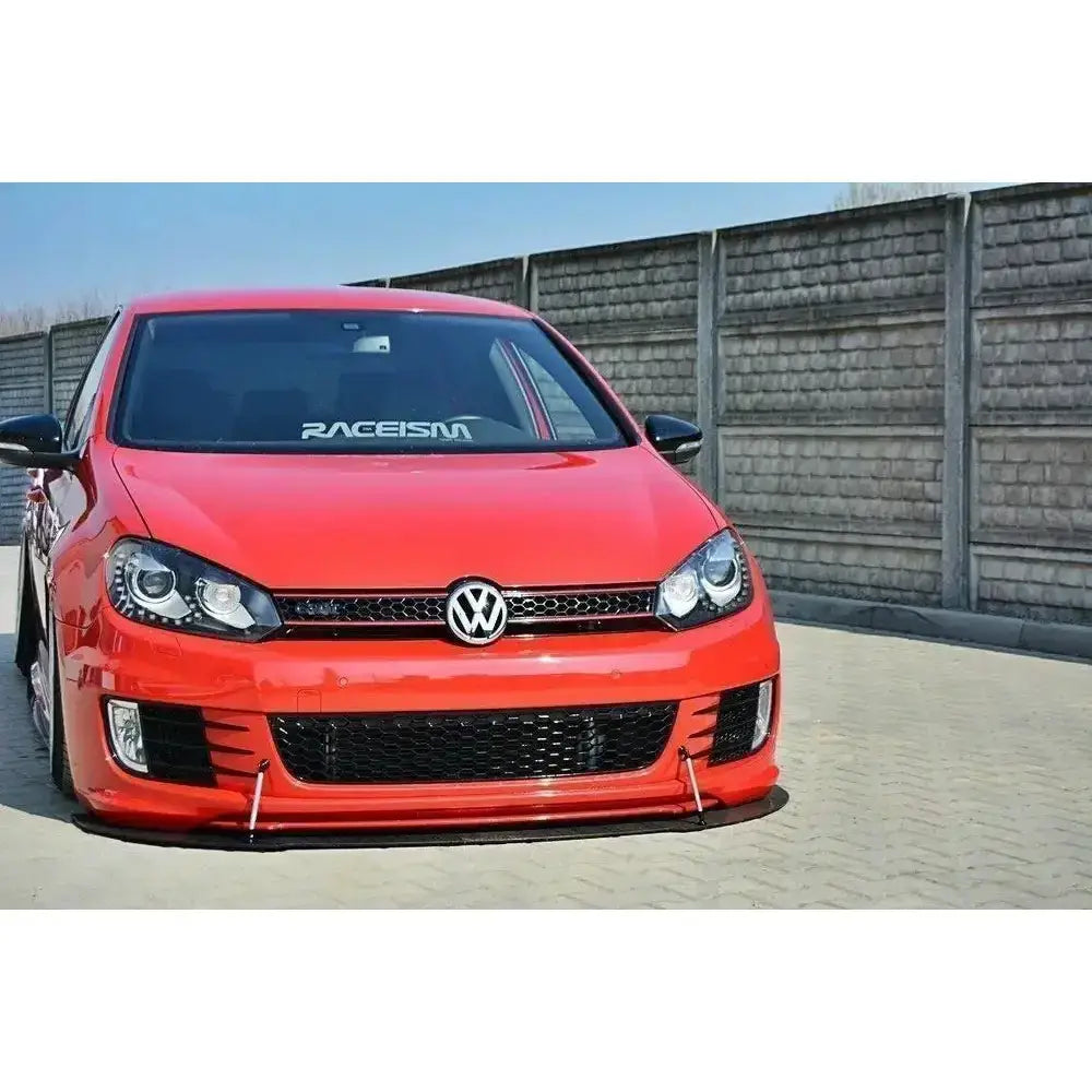 Frontspoiler på rød VW Golf Mk6 GTI 35th med sorte detaljer og synlige støttestag, sett rett forfra.