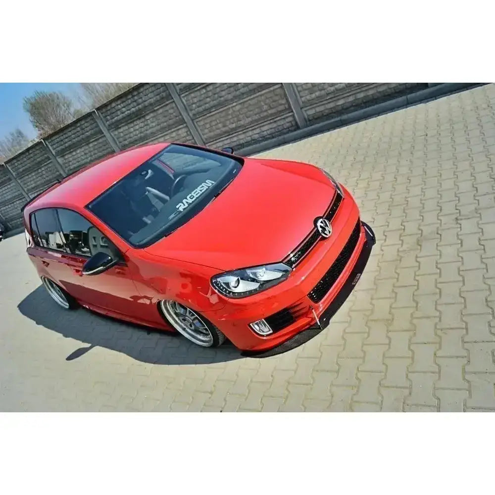 Frontsplitter på rød VW Golf Mk6 GTI 35th med sorte detaljer og senket understell, sett skrått forfra.