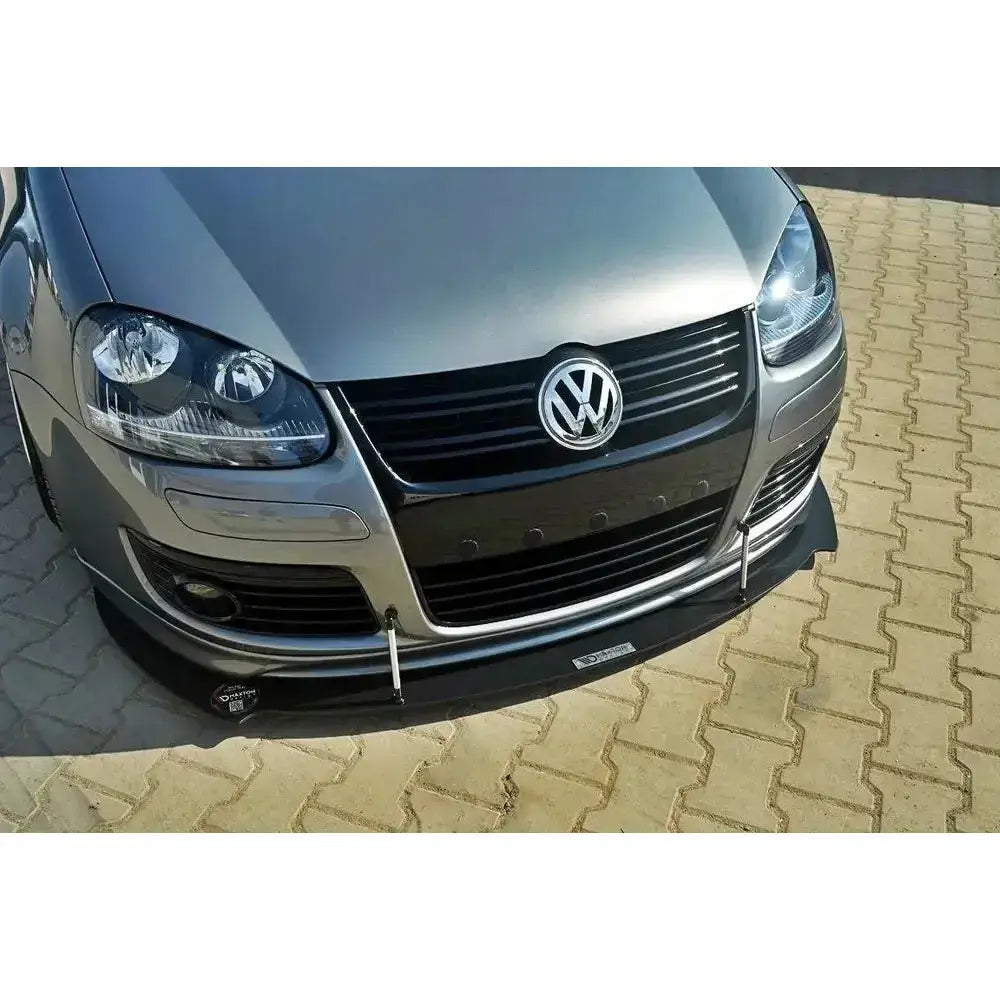 Frontsplitter til VW Golf V GTI 30th, sort med metallstag, montert på sølvgrå bil, sett skrått ovenfra.