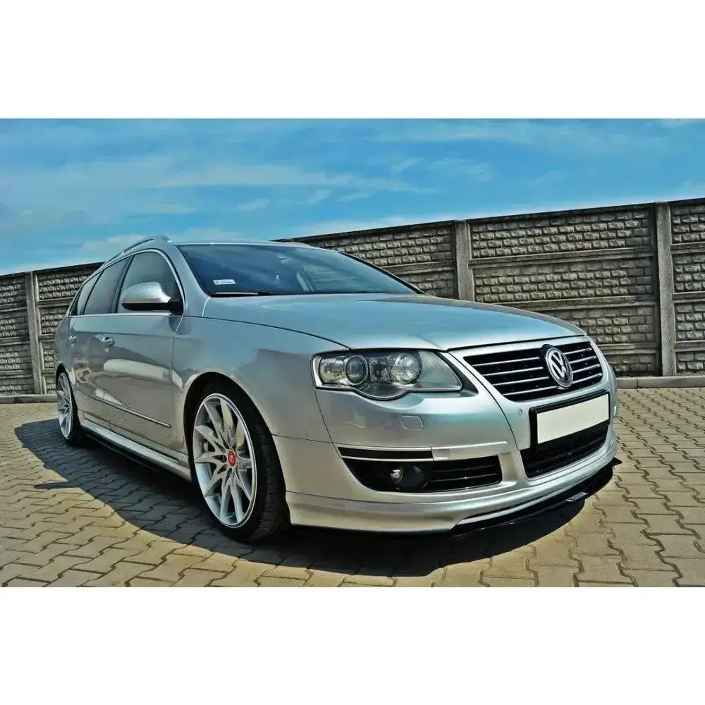 Frontspoiler Racing Vw Passat B6 Votex på sølvfarget stasjonsvogn med aluminiumsfelger og svarte detaljer.