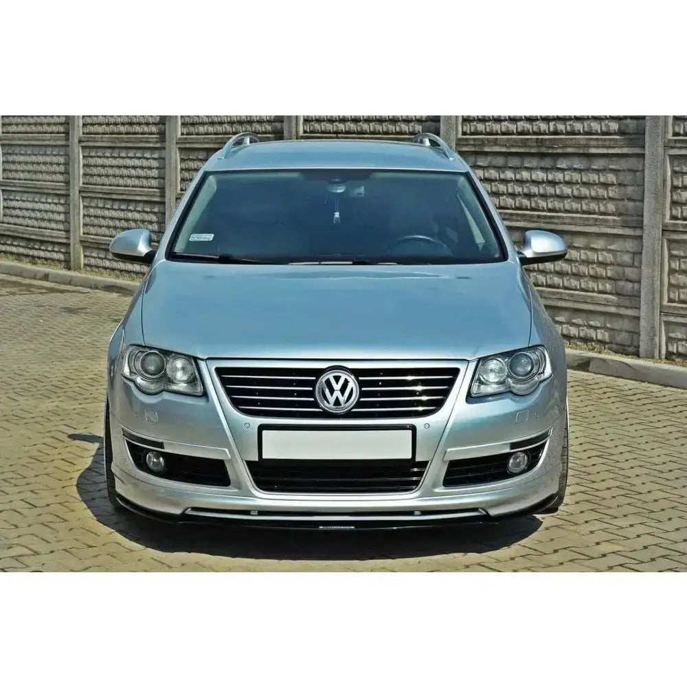 Frontsplitter Racing VW Passat B6 Votex montert på sølvfarget bil sett rett forfra med kromdetaljer.