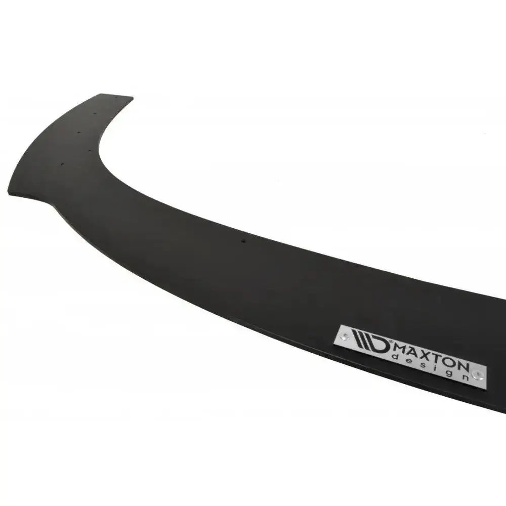 Front splitter til VW Passat B6 Votex, sort matt finish med Maxton Design-logo, sett fra skrå vinkel.