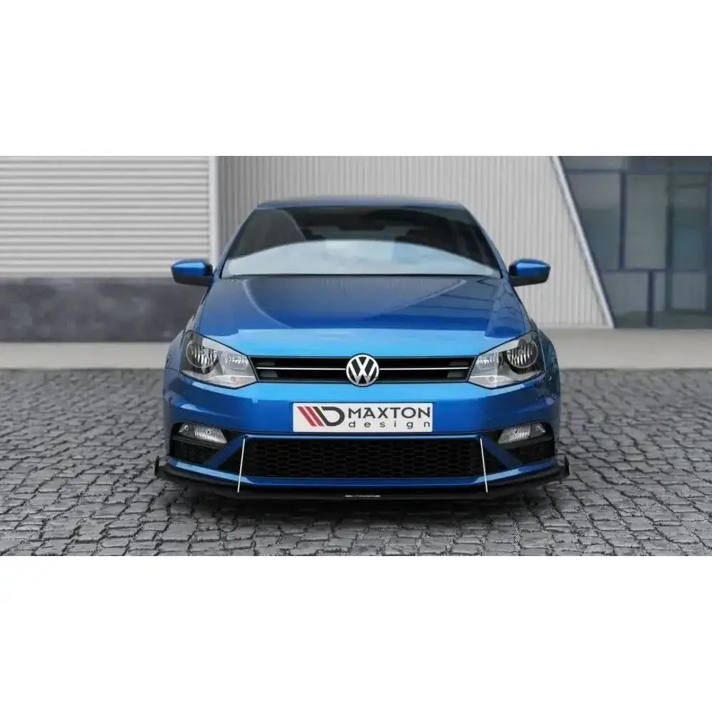Frontsplitter på blå VW Polo Mk5 GTI Facelift med Maxton Design-logo, sett forfra på brostein.