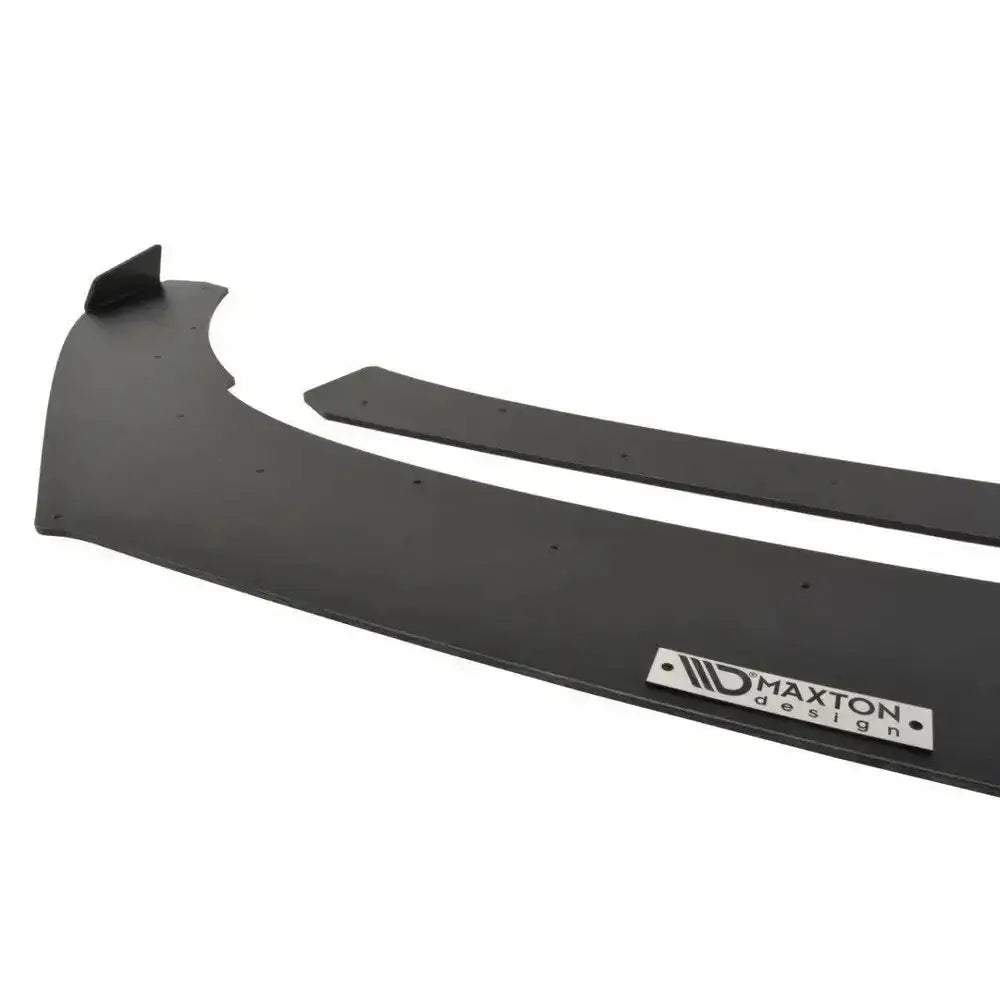 Front splitter til VW Polo Mk5 GTI Facelift med Maxton Design-logo og forborede hull, sett fra skrå vinkel.