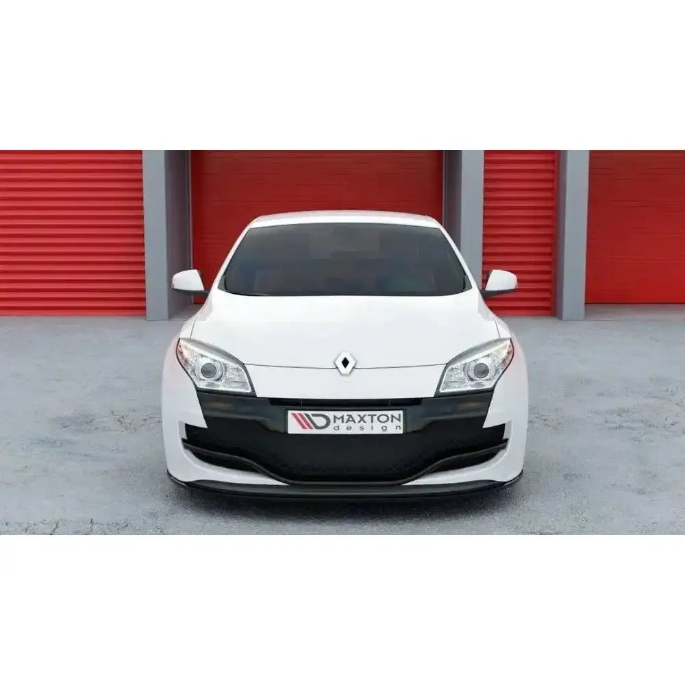 Frontspoiler Renault Megane 3 RS V.1 montert på hvit bil med svart grill og Maxton Design-logo.