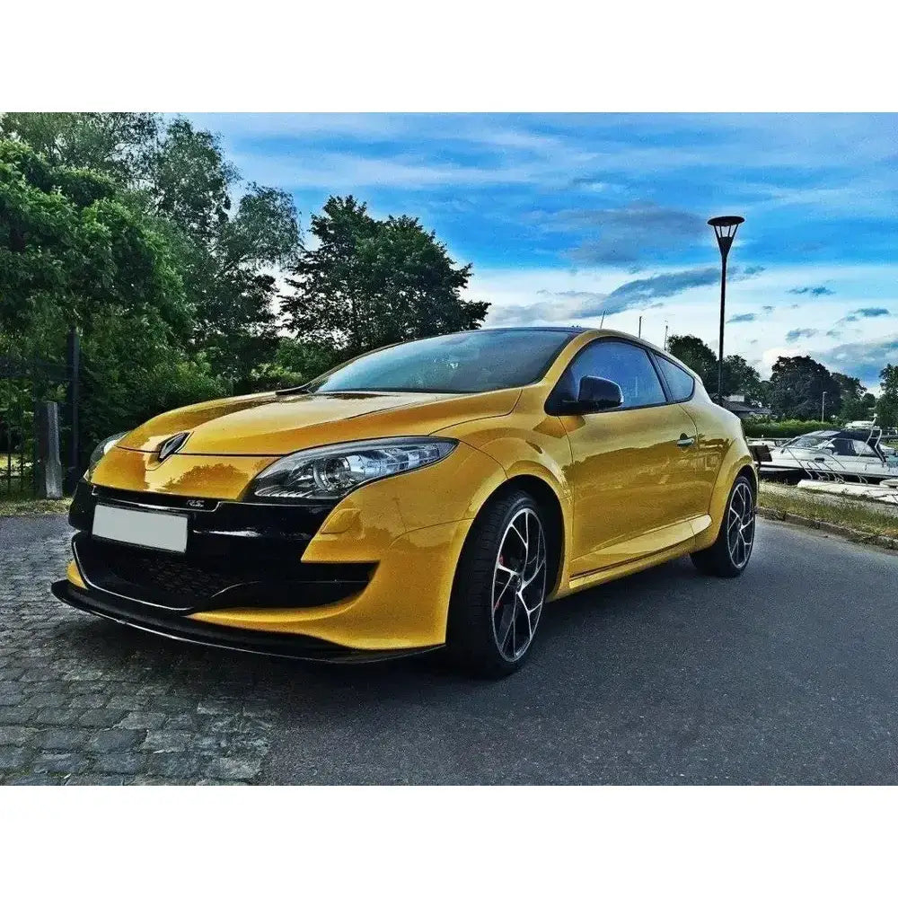 Frontspoiler på gul Renault Megane 3 RS V.2 sett fra venstre forhjørne, parkert ved båthavn.