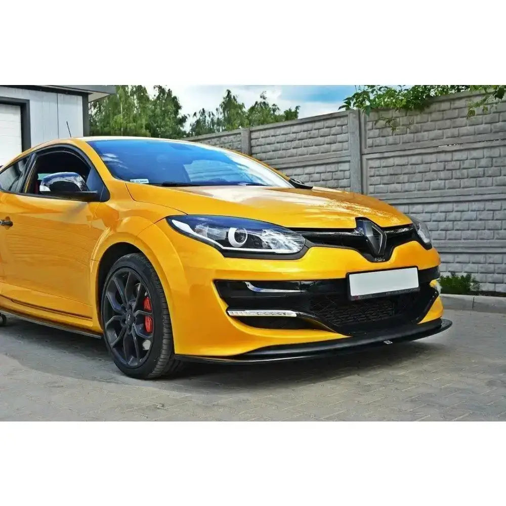 Front lip på gul Renault Megane 3 RS V.2 med svarte detaljer, mørke felger og røde bremsekalipere.