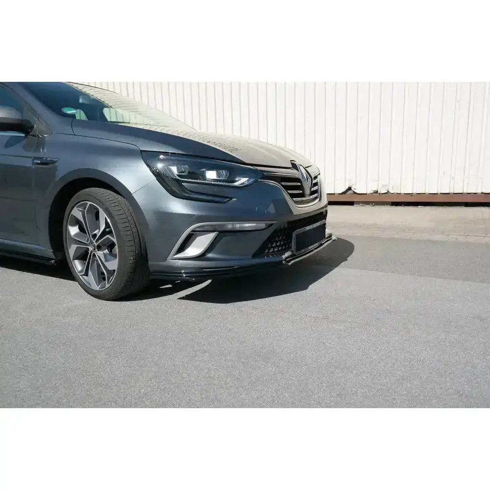 Frontsplitter til Renault Megane Mk.4 GT-Line, sort design sett fra siden på grå bil mot asfalt.