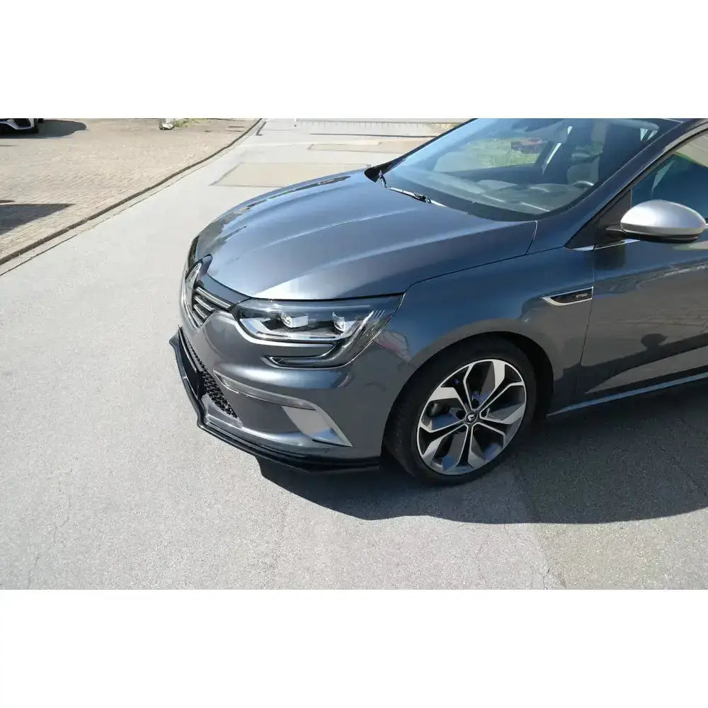 Front splitter på Renault Megane Mk.4 Gt-Line med grå lakk, LED-frontlykter og tofargede felger.