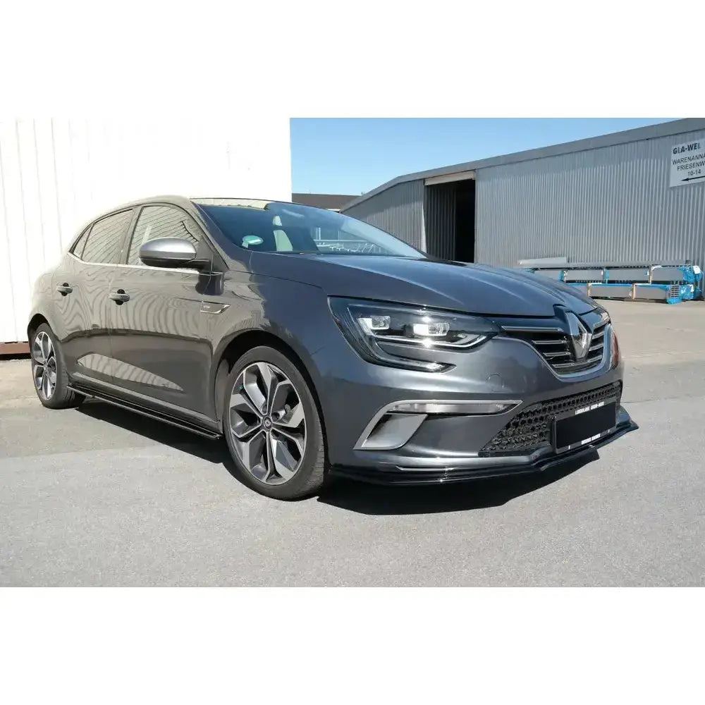 Frontleppe Renault Megane Mk.4 Gt-Line sett fra venstre front med LED-lykter, parkert på asfalt.