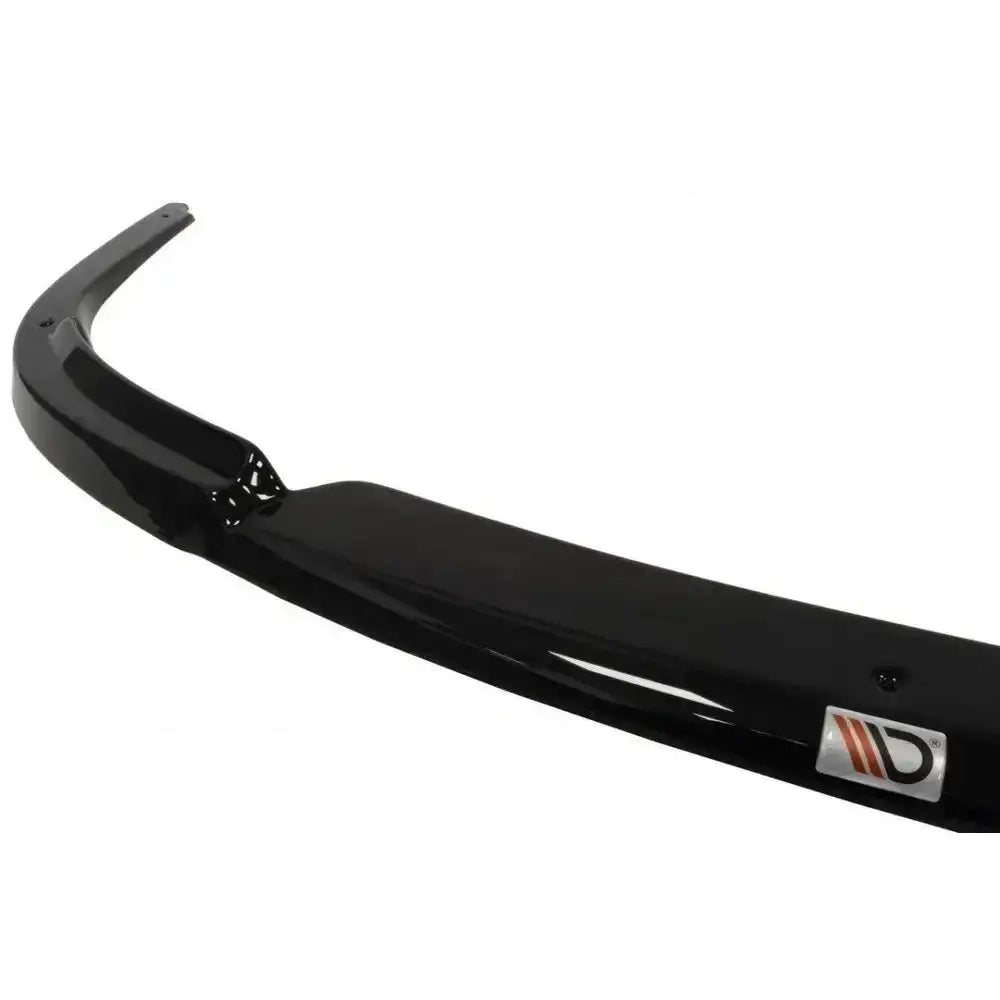 Frontsplitter Saab 9-3 Aero i sort, blank plast med metallskilt og logo sett fra skrå nærvinkel.