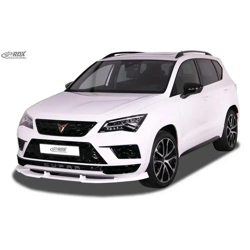 Frontspoiler på hvit Seat Ateca Cupra med svarte detaljer og tofargede felger, sett skrått forfra.