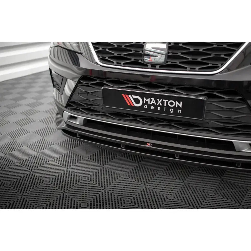 Frontsplitter på Seat Ateca Mk1 16-20, sort front med grill og splitter mot svart mønstret gulv.