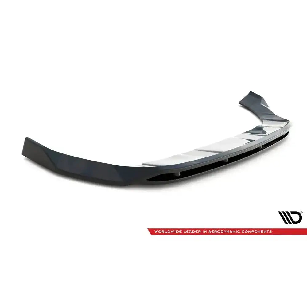Front splitter til Seat Ateca Mk1 16-20 i sort blank plast, sett fra skrå vinkel mot hvit bakgrunn.