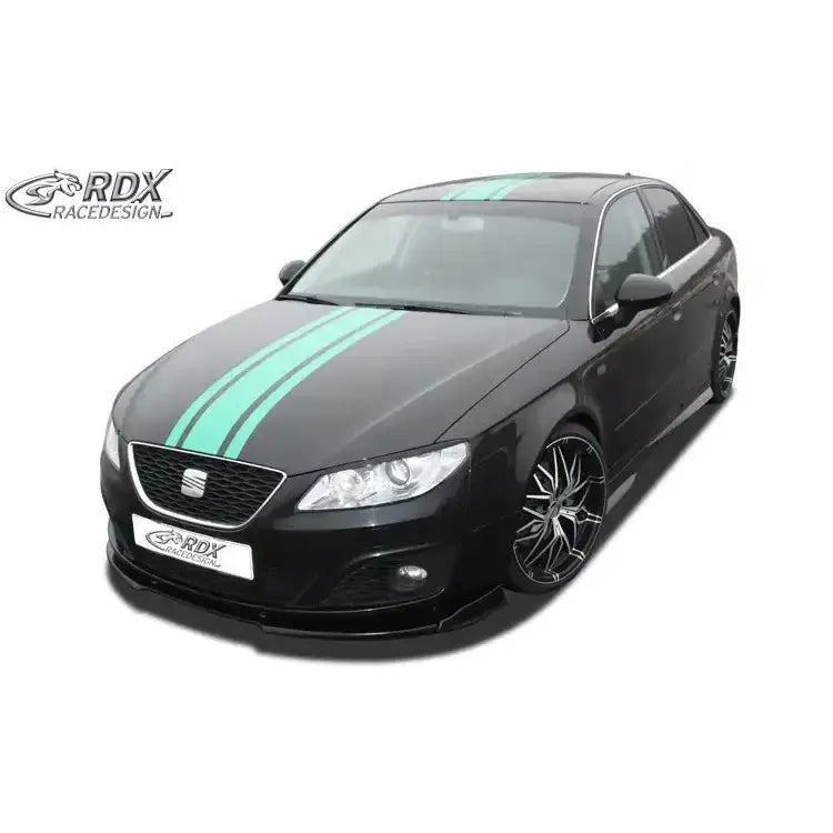 Frontspoiler på sort Seat Exeo 08-13 med grønne striper og sorte sportsfelger sett forfra fra skrå vinkel.