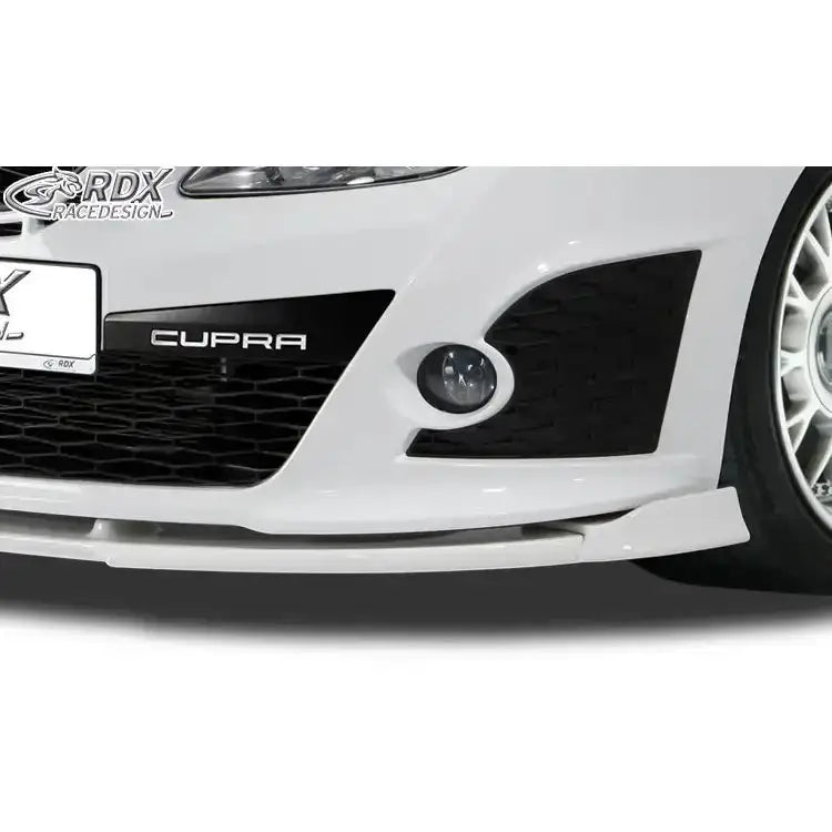 Frontsplitter til Seat Ibiza 6J Cupra med sorte detaljer og "CUPRA" på grillen, sett fra skrå vinkel.
