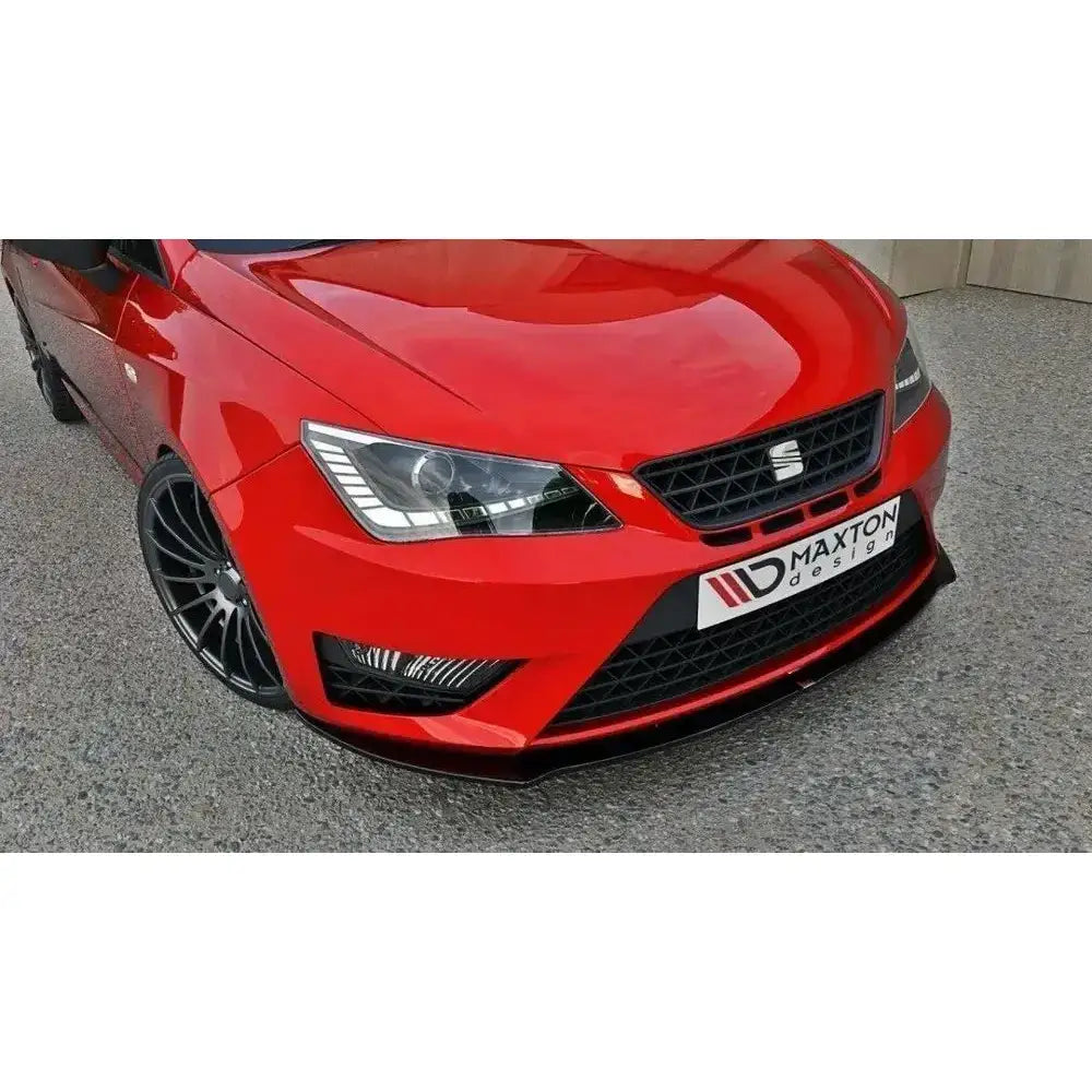 Frontsplitter på Seat Ibiza IV Cupra Facelift, rød bil med sort grill og sportsfelger, sett fra skrå vinkel.