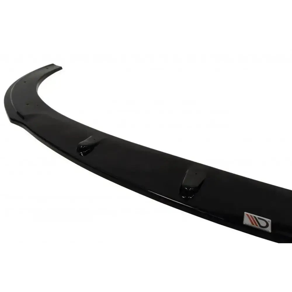Frontsplitter til Seat Ibiza IV Cupra 6J, svart blank plast med farget logo, avbildet skrått mot hvit bakgrunn.