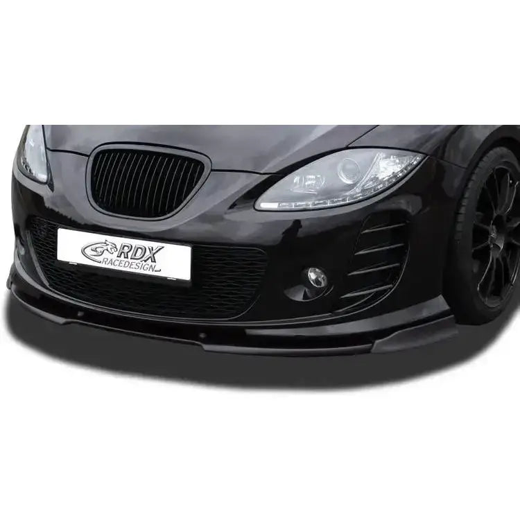 Frontleppe Seat Leon 05-09 1P i sort blank finish montert foran, viser luftinntak og sporty design.