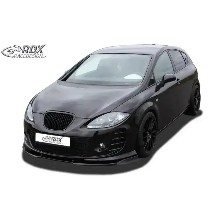 Frontspoiler Seat Leon 05-09 Vario X med brede skjermer og mørke felger sett skrått forfra.