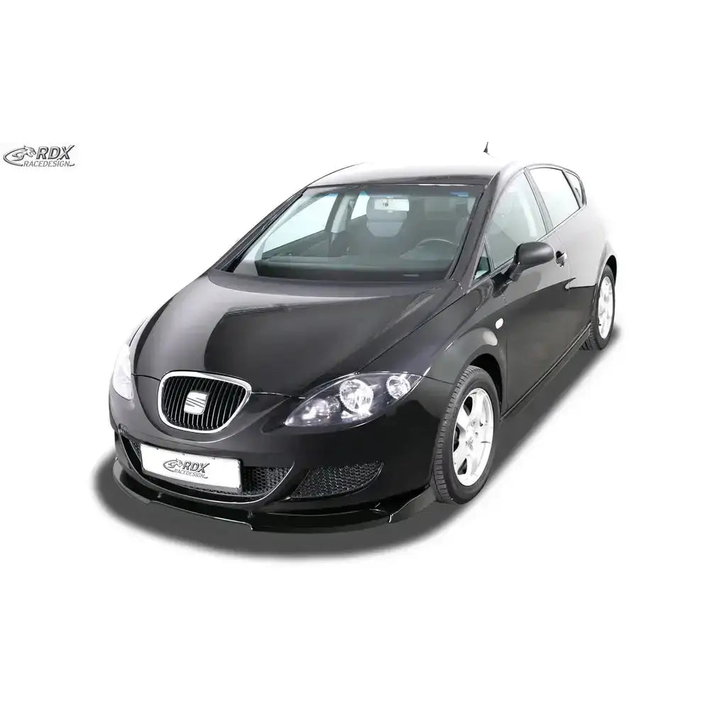 Frontspoiler til Seat Leon 1P, sort bil sett forfra fra høyre med sølvfelger på hvit bakgrunn.