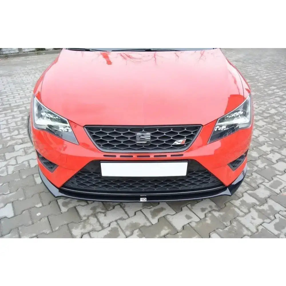 Frontsplitter på rød Seat Leon III Cupra med sort grill og svarte detaljer, fotografert forfra.
