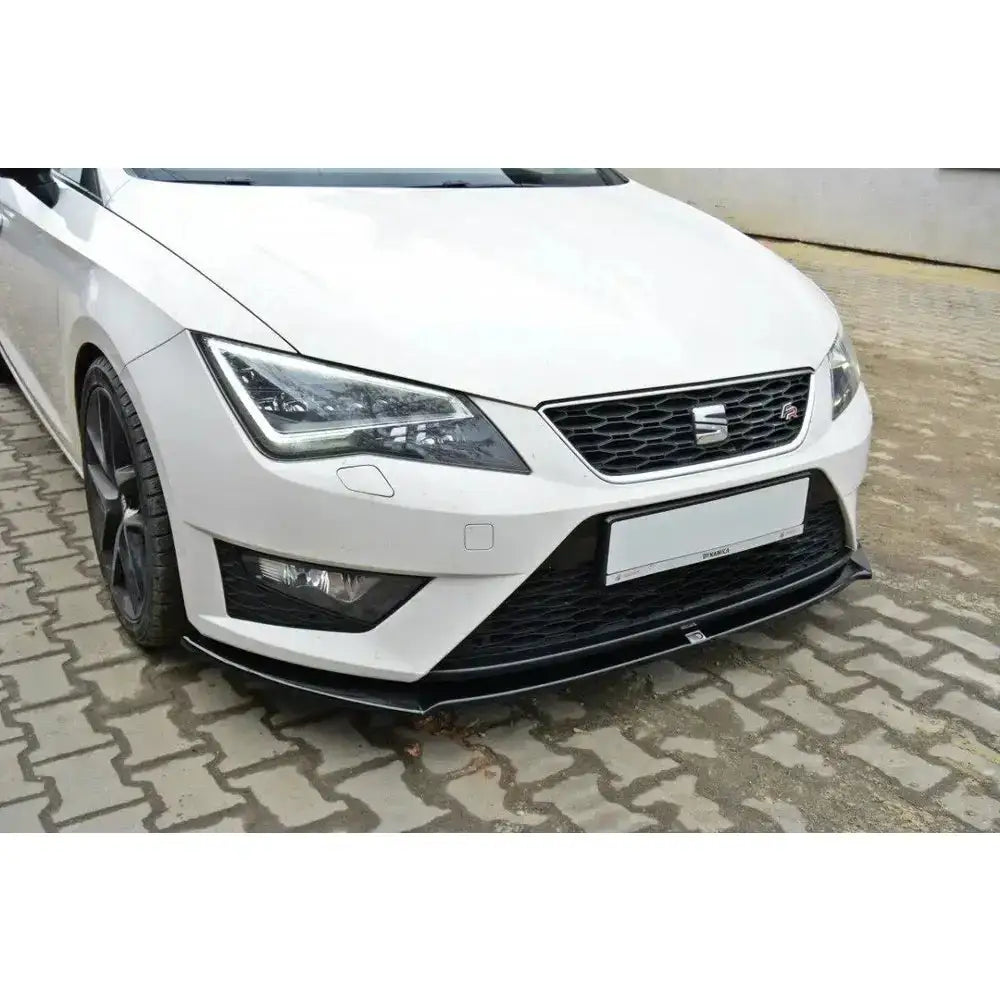 Frontspoiler til Seat Leon III Cupra med sort leppe montert under støtfanger på hvit bil.