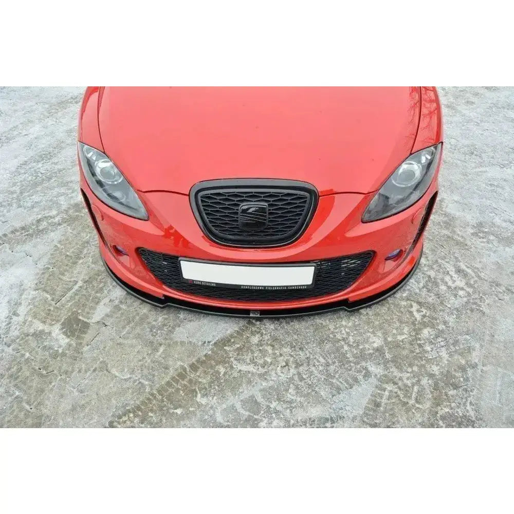 Frontspoiler på rød Seat Leon Mk2 fra Ms Design, montert under støtfanger, sett skrått forfra utendørs.