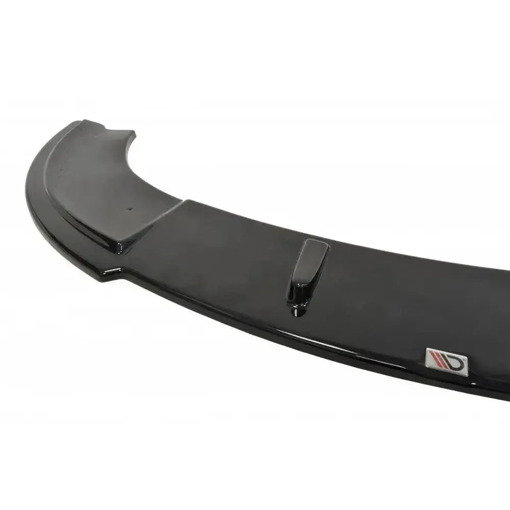 Frontleppe til Seat Leon Mk2 fra MS Design i sort, blank plast med logo, sett fra skrå vinkel.
