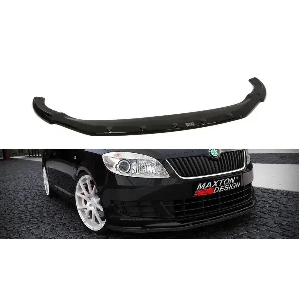 Frontleppe til Skoda Fabia II Facelift, sort plastspoiler vist separat og montert på bil.