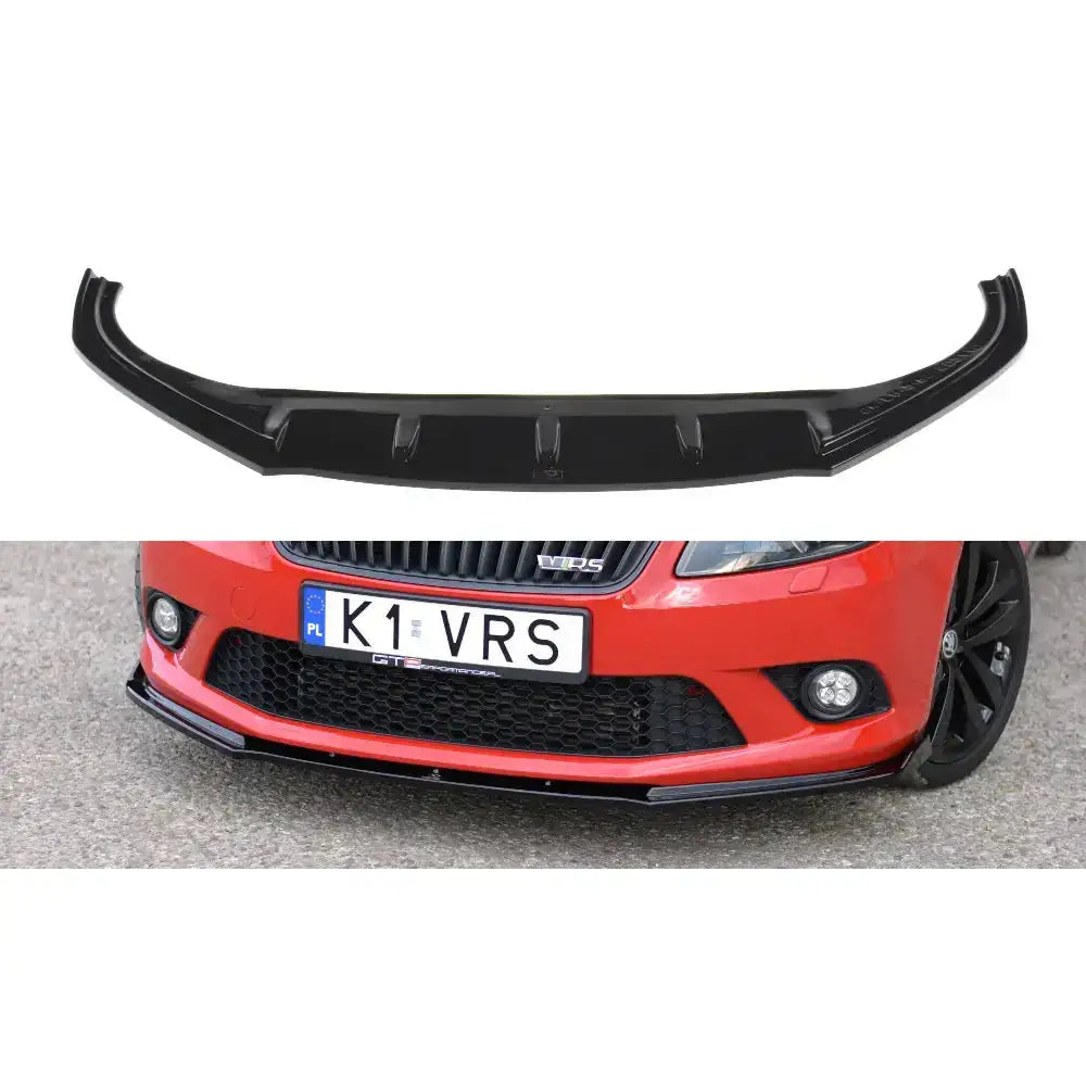 Frontleppe til Skoda Fabia Mk2 RS i sort plast, vist ovenfra og montert på rød bil forfra.