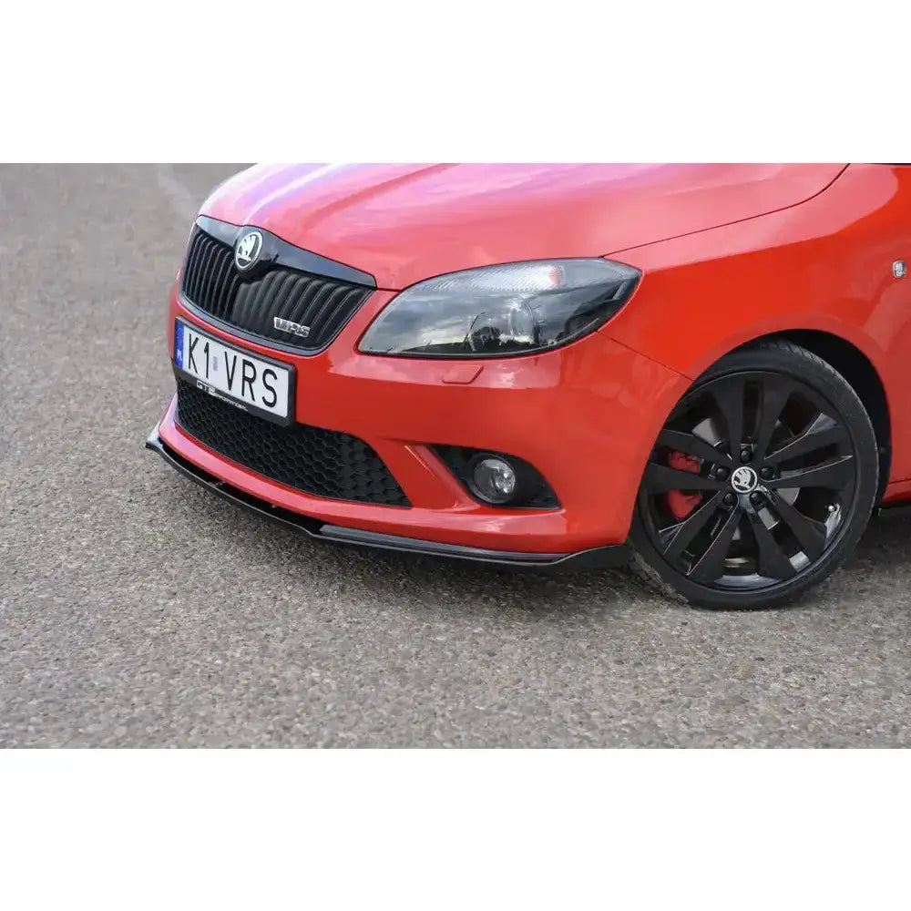 Front lip på Skoda Fabia Mk2 RS med sort spoiler, sportsfelger og tåkelys, parkert på asfalt.