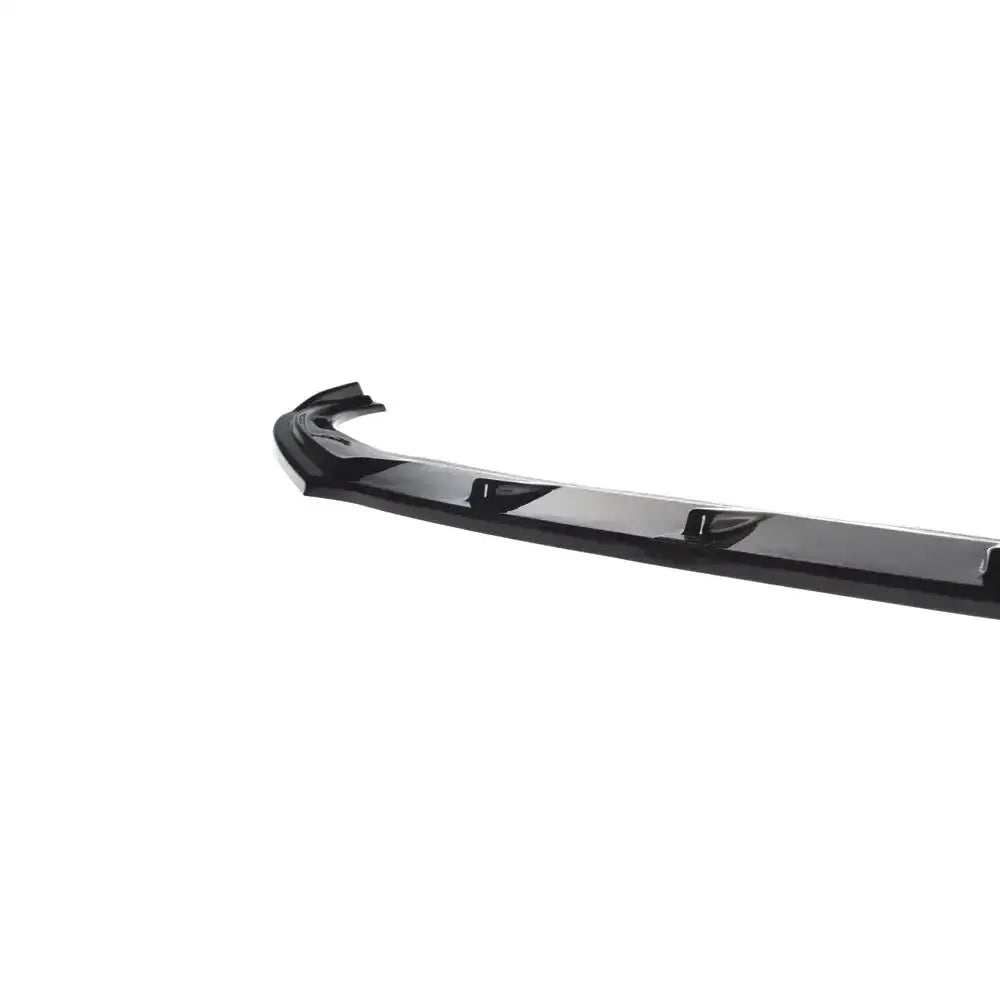 Frontspoiler til Skoda Fabia Mk2 RS i svart, blank plast med buet form og festepunkter, sett fra skrå vinkel.