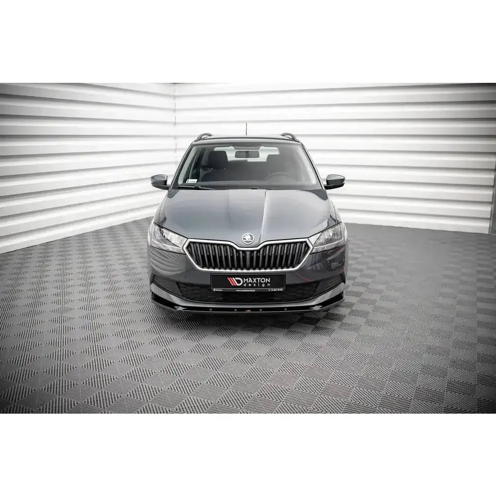 Frontspoiler på Skoda Fabia Mk3 Facelift med sort grill og Maxton Design-logo i lyst rom.
