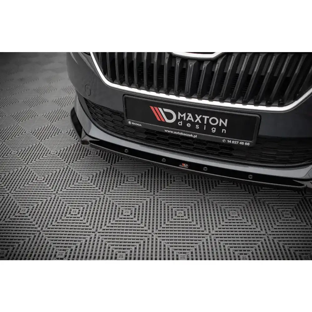 Front lip på Skoda Fabia Mk3 Facelift med sort frontsplitter og synlig Maxton Design-logo.