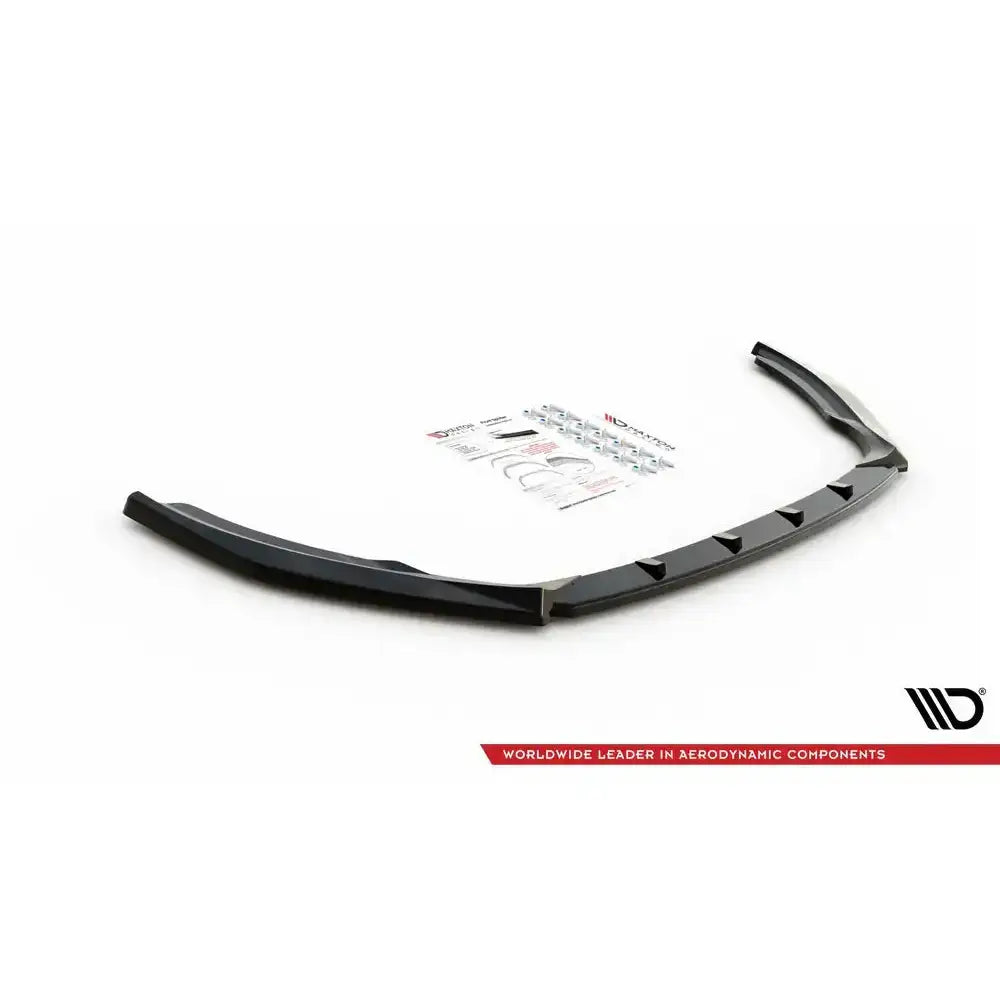 Front splitter til Skoda Fabia Mk3 Facelift 19-, sort plast med festedetaljer og instruksjoner på hvit bakgrunn.