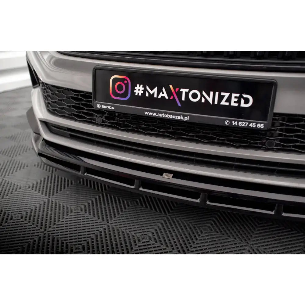Front lip på Skoda Karoq Sportline Mk1 Facelift med sportslig grill og svart skilt med #MAXTONIZED.