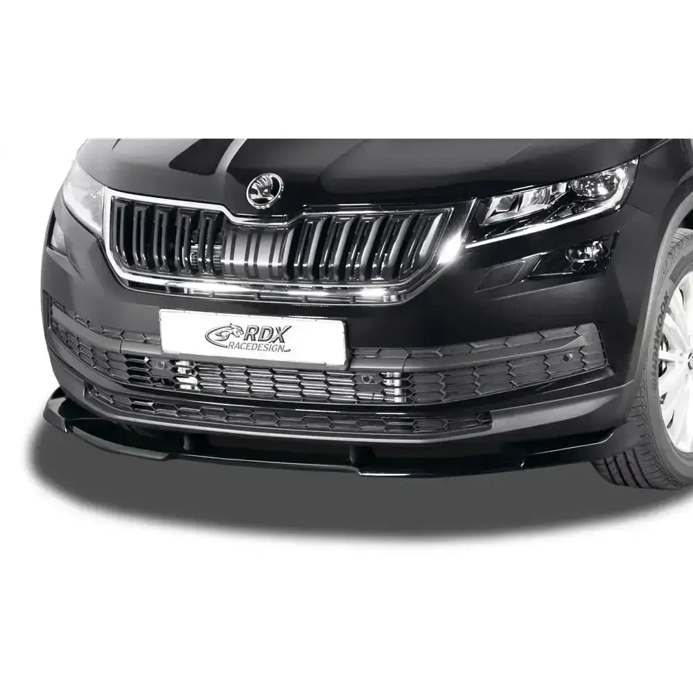 Frontleppe Skoda Kodiaq NS 17- montert på sort bil med kromdetaljer og markant spoiler nederst.