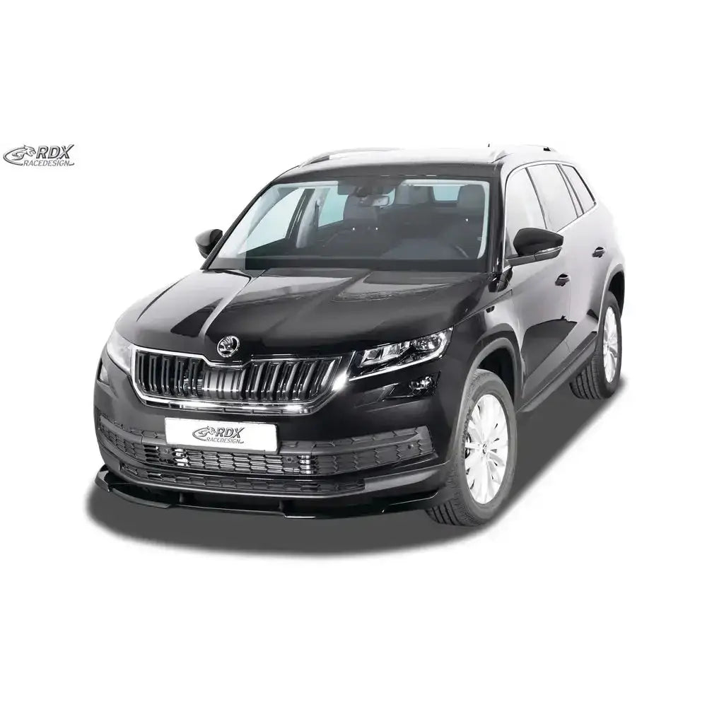 Frontspoiler på Skoda Kodiaq NS 17- med krom grilldetaljer og svarte felger mot hvit bakgrunn.