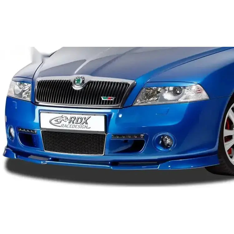 Frontleppe på Skoda Octavia 2 RS 1Z med sportslig spoiler, grill og RDX merke, sett forfra.