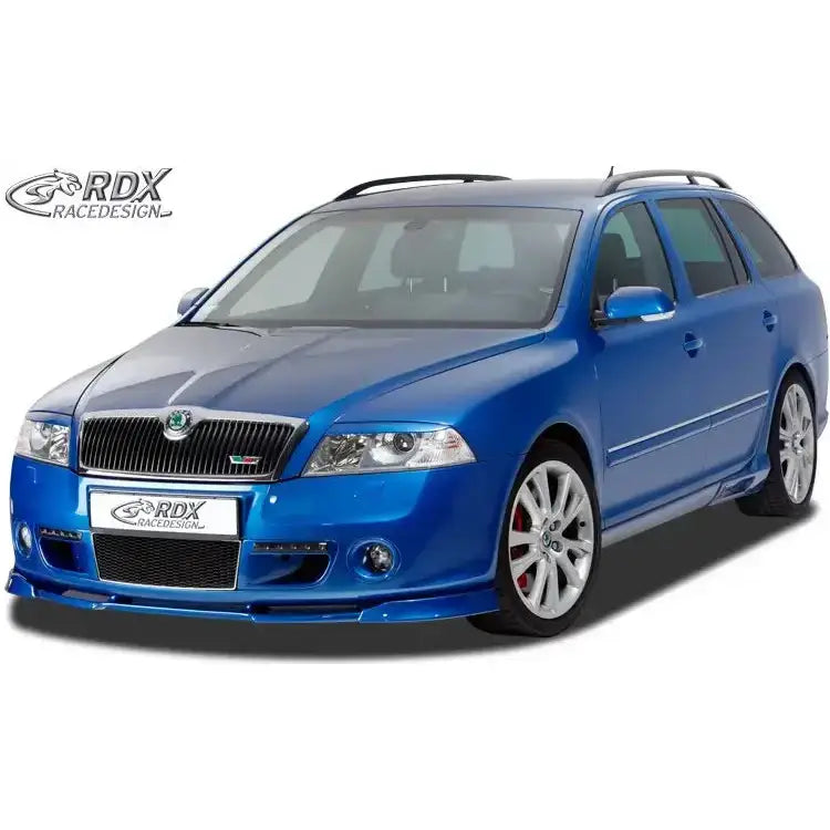 Frontspoiler på Skoda Octavia 2 RS 1Z med sølvfelger og røde bremsekalipere, vist skrått forfra.