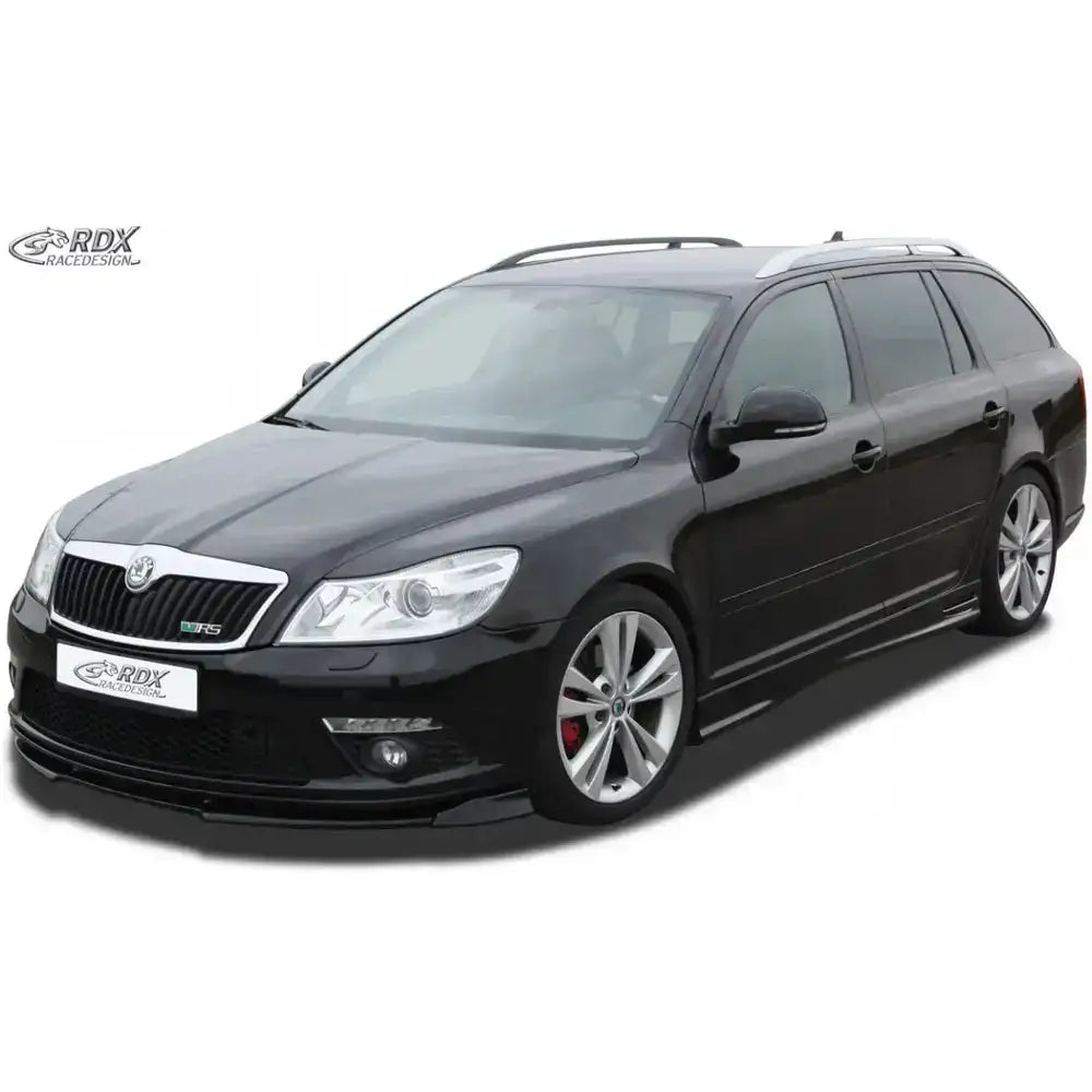 Frontsplitter på Skoda Octavia 2 RS Facelift 1Z med sportspakke, sett skrått forfra med sølvfelger.