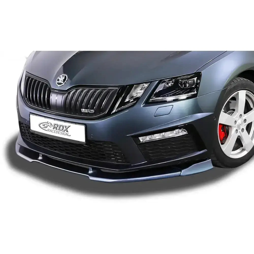 Frontleppe Skoda Octavia 3 RS Facelift 17- med svart grill og røde bremsekalipere sett forfra.