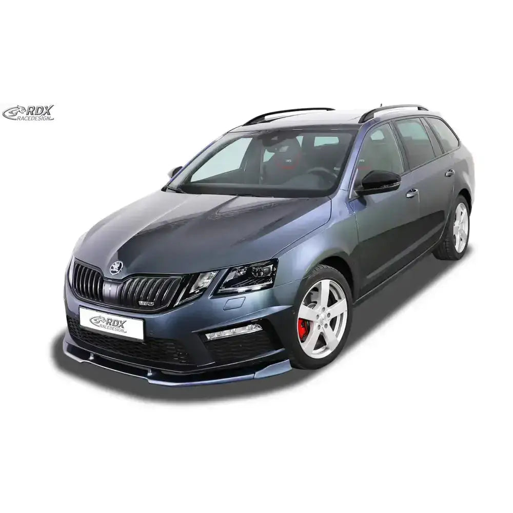 Frontspoiler på Skoda Octavia 3 RS Facelift, mørkeblå stasjonsvogn med svarte detaljer og hvite felger.