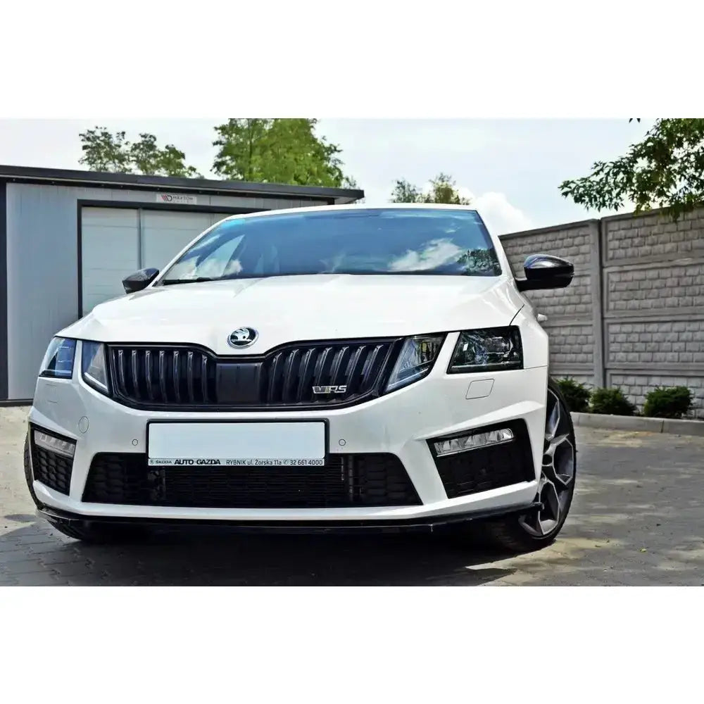 Frontspoiler på Skoda Octavia III RS V.1, hvit bil sett forfra med svarte detaljer og sportsfelger.