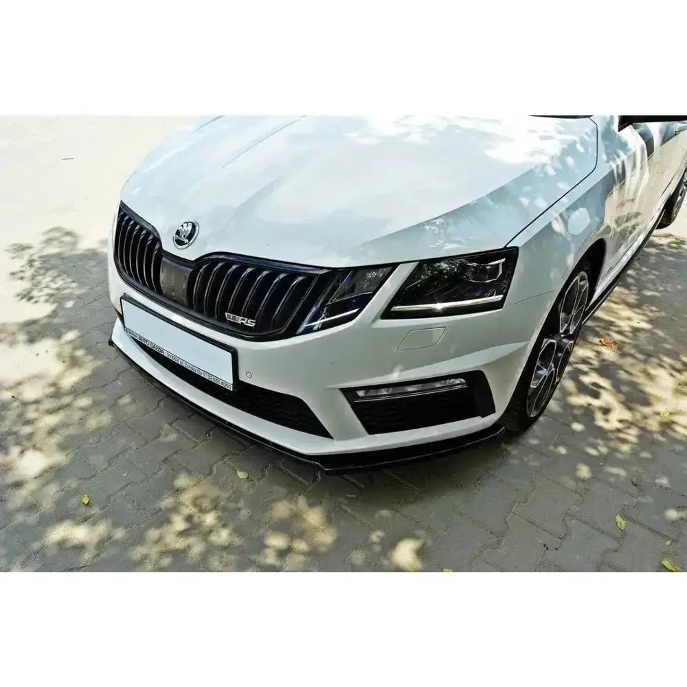 Frontsplitter på Skoda Octavia III RS med hvit lakk, sorte detaljer og sportslige felger.