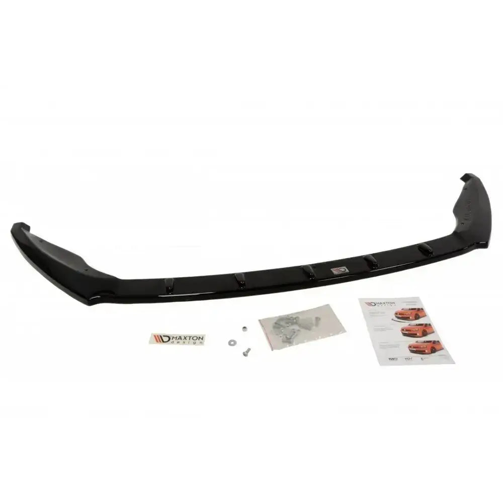 Frontspoiler Skoda Octavia III Rs V.1 i sort glanset plast sett ovenfra med utstyr og instruksjoner.
