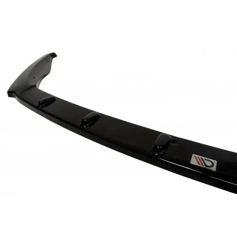 Frontsplitter til Skoda Octavia III RS, sort glanset plast med tre aerodynamiske elementer, sett skrått.